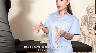 Amatérská MILF dostane anální creampie od mladého pacienta