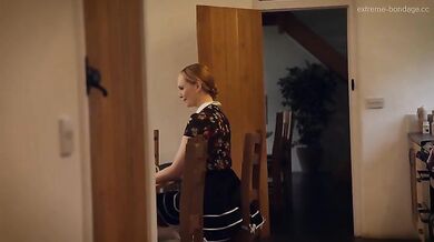 Přítelkyně sváže svou kamarádku a dráždí ji