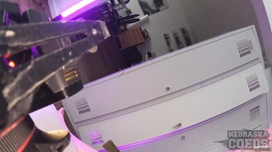 Potetované blondýnky v šatně předvádějí intenzivní akci se strap-onem
