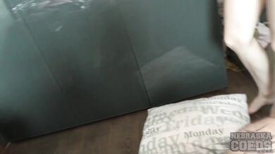 Žhavá brunetka kouří, nechá se ošukat a dostane sperma do pusy