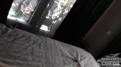 Žhavá brunetka kouří, nechá se ošukat a dostane sperma do pusy