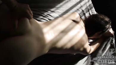 Žhavá brunetka kouří, nechá se ošukat a dostane sperma do pusy