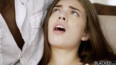 Zoe Wood je ošukána černým pérem svého souseda