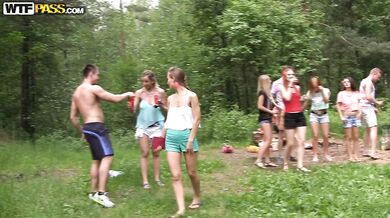 Venkovní párty se promění v divokou šukací párty