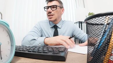 Šukání s bankéřem v bance, abych dostala půjčku