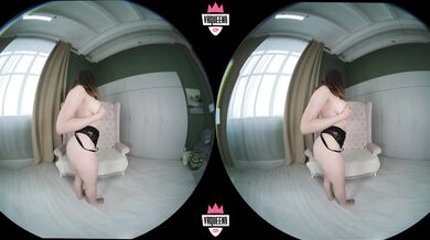 Prsatá blondýnka dráždí ve VR