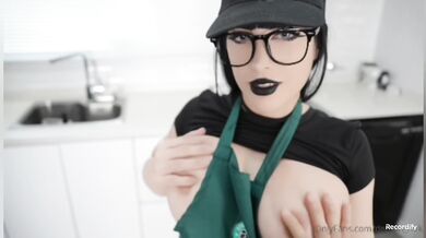 Baristka s velkým zadkem je tvrdě ošukaná zezadu