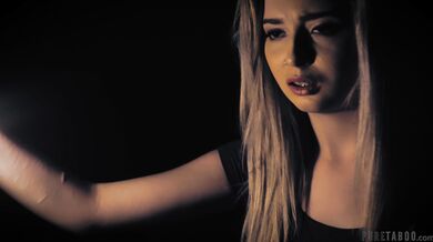 Štíhlá blondýnka Lexi Lore tvrdě ošukána