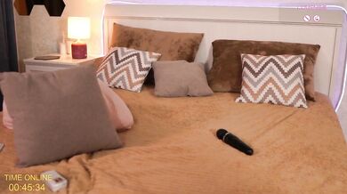 Sweetkira555 předvádí žhavou a intenzivní masturbaci
