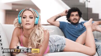 Žhavá gamerka Savvy Suxx a Manuel se potají šukají, zatímco jejich partneři pracují v kuchyni