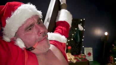 Santa je přistižen a potrestán v BDSM pornu