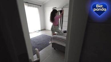 Nadržená MILFka chce do své kundičky velké ptáky