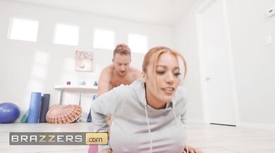 Jóga se změní v divokou šukací seanci končící krémovou dávkou na tváři Amber Aleny