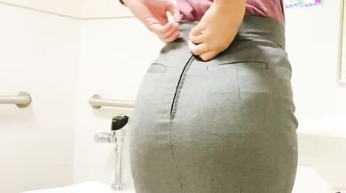Ukážu ti, co mám pod sukní na školních záchodech