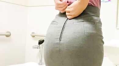 Ukážu ti, co mám pod sukní na školních záchodech
