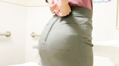 Ukážu ti, co mám pod sukní na školních záchodech