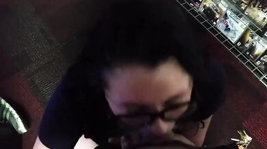 Můj šprtský zaměstnanec mi bere ptáka hluboko do krku a polyká mi sperma