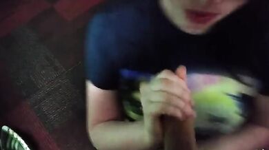 Můj šprtský zaměstnanec mi bere ptáka hluboko do krku a polyká mi sperma