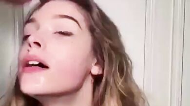 Miluje, když jí vystříkají na obličej