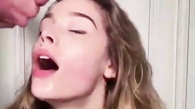 Miluje, když jí vystříkají na obličej