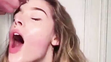 Miluje, když jí vystříkají na obličej