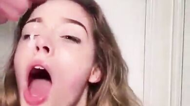 Miluje, když jí vystříkají na obličej