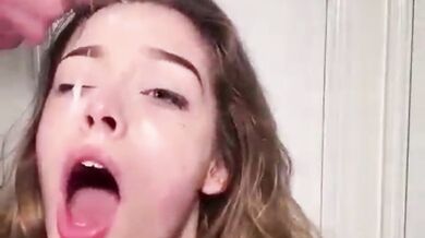 Miluje, když jí vystříkají na obličej