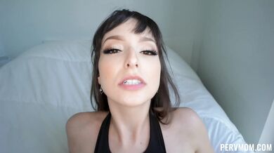 Lexi Luna se ti dívá přímo do duše, zatímco dostává výstřik na obličej