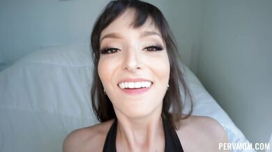 Lexi Luna se ti dívá přímo do duše, zatímco dostává výstřik na obličej