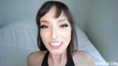 Lexi Luna se ti dívá přímo do duše, zatímco dostává výstřik na obličej
