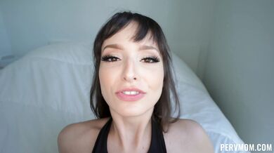 Lexi Luna se ti dívá přímo do duše, zatímco dostává výstřik na obličej