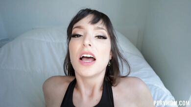 Lexi Luna se ti dívá přímo do duše, zatímco dostává výstřik na obličej
