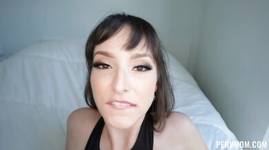 Lexi Luna se ti dívá přímo do duše, zatímco dostává výstřik na obličej