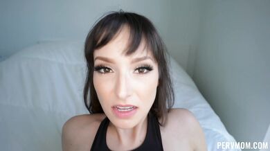 Lexi Luna se ti dívá přímo do duše, zatímco dostává výstřik na obličej