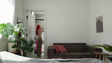 Sexy cestovatelka Zoey Di Giacomo je unavená a nadržená na nějakýho ptáka