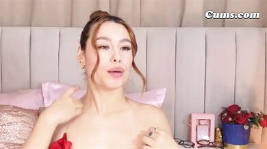 Nádherná kočka dává sexy kouření