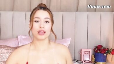 Nádherná kočka dává sexy kouření