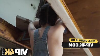 Charlie Dean se venku stará o těsný zadek