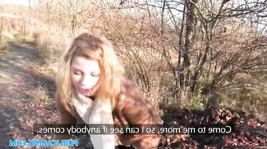 Blondýnka si to rozdává venku za prachy