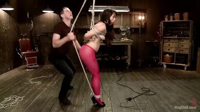Sexy kočka Milcah Halili uvězněná a tvrdě svázaná
