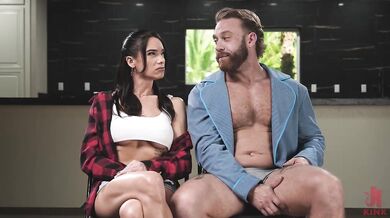Sexy dominantní holka si podmaní poslušného samčího králíčka