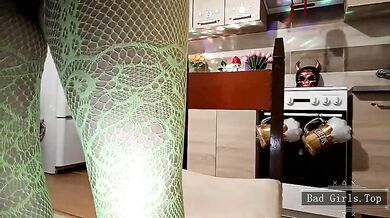 Hubená superchlupatá kočka masturbuje a stříká