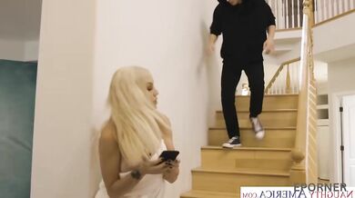 Je úplně sám v domě Kenzie Taylor