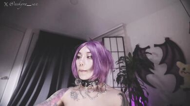 Potetovaná camgirl s fialovými vlasy