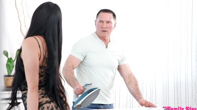 Brunetka Viva Athena je tvrdě ošukána v několika polohách