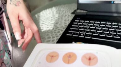 Macecha pomáhá nevlastnímu synovi připravit se na zkoušku