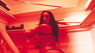 Luscious Lopez a Gianna Michaels kouří ptáky při skupinovém sexu