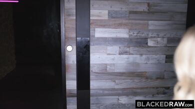 Nádherné mladé blondýnky si to rozdají se dvěma černochy