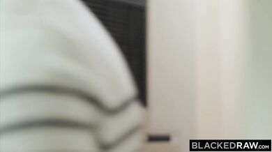 Žhavá blonďatá milfka Jordan Maxx si to rozdává se dvěma tlustými černými čuráky