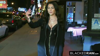 Sexy brunetka Valentina Nappi má dnes večer chuť na černého čuráka